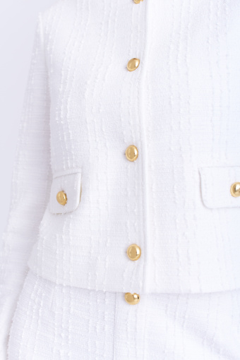 Biały żakiet o pudełkowym kroju