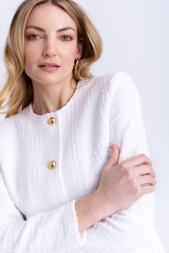 Biały żakiet o pudełkowym kroju