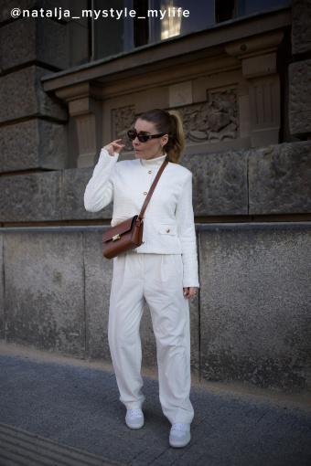 Biały żakiet o pudełkowym kroju