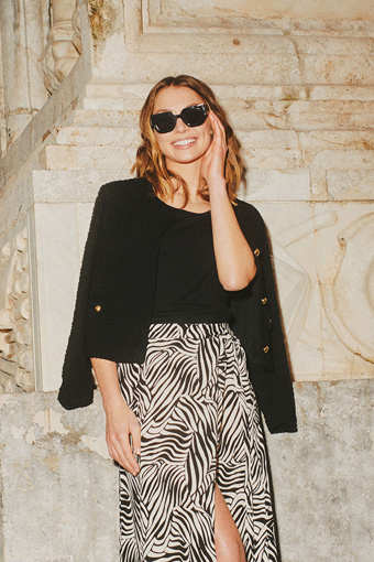 Pudełkowy, czarny żakiet z ozdobnymi guzikami