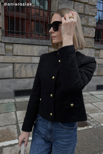 Pudełkowy, czarny żakiet z ozdobnymi guzikami