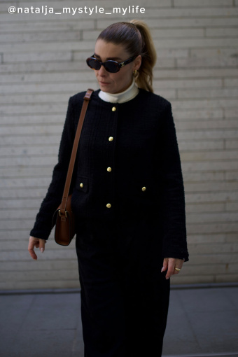 Pudełkowy, czarny żakiet z ozdobnymi guzikami