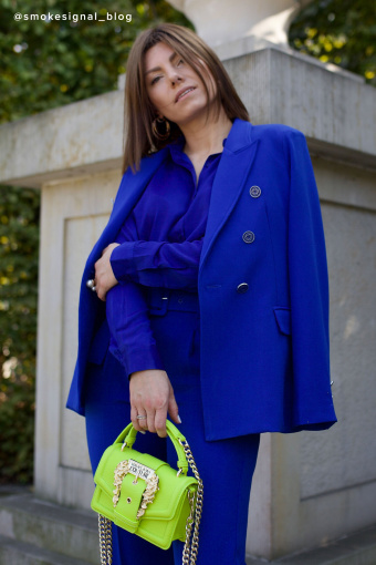 Dwurzędowy żakiet z ozdobnymi guzikami Dwurzędowy żakiet z ozdobnymi guzikami