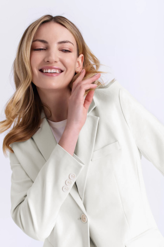 Elegancki, jednorzędowy biały żakiet Elegancki, jednorzędowy biały żakiet