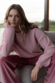Basicowy sweter w pastelowym odcieniu różu