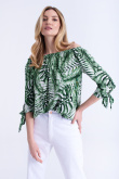 Bluzka w zielony, tropikalny print, dekolt carmen