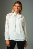 Elegancka, biała bluzka z ozdobnym wiązaniem przy dekolcie