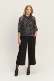 Efektowna czarna bluzka w kropki z rękawami do łokcia