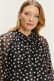 Efektowna czarna bluzka w kropki z rękawami do łokcia