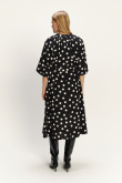 Czarna sukienka midi z nadrukiem w kropki