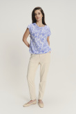 Biały top w błękitne kwiaty