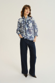 Efektowna bluzka z nadrukiem w kwiaty
