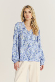 Niebieska bluzka z nadrukiem paisley