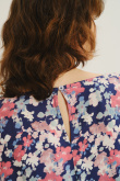Niebiesko-różowa bluzka w kwiatowy nadruk