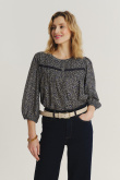 Subtelna kobieca bluzka z nadrukiem typu łączka