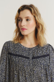 Subtelna kobieca bluzka z nadrukiem typu łączka