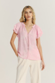 Jasnoróżowa bluzka z rękawami typu motylki