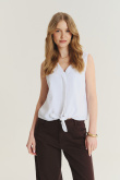 Biała bluzka z wiązaniem u dołu