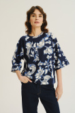 Czarna bluza w biało-niebieskie kwiaty