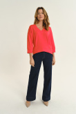 Basicowa bluza w koralowym odcieniu czerwieni