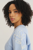 Bluza z kwiatami na rękawach kolor baby blue