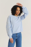 Bluza z kwiatami na rękawach kolor baby blue
