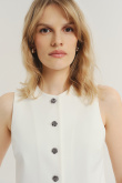 Biała kamizelka z zapięciem na guziki