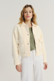 Kremowa kurtka z efektownymi kieszeniami