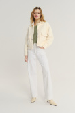 Kremowa kurtka z efektownymi kieszeniami