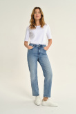 Jasnoniebieskie jeansy mom fit