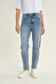 Jasnoniebieskie jeansy mom fit