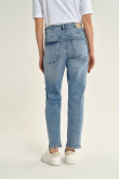 Jasnoniebieskie jeansy mom fit