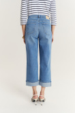 Niebieskie jeansy z podwiniętymi nogawkami