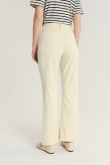 Kremowe jeansy z rozszerzaną nogawką