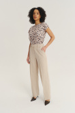Beżowe spodnie z zaznaczonym kantem