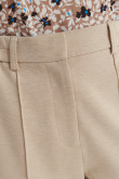 Beżowe spodnie z zaznaczonym kantem