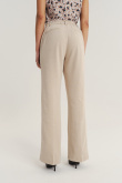 Beżowe spodnie z zaznaczonym kantem