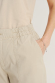 Kremowe spodnie z komfortową gumką w talii