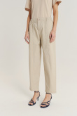 Kremowe spodnie z komfortową gumką w talii