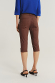 Brązowe spodnie typu capri