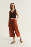 Efektowne spodnie kuloty w ceglastym odcieniu czerwieni