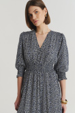 Wzorzysta sukienka midi z podkreśloną talią