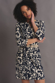 Efektowna czarna sukienka z nadrukiem w białe kwiaty 