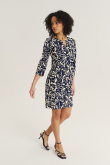 Efektowna czarna sukienka z nadrukiem w białe kwiaty 