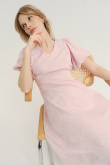Subtelna jasnoróżowa sukienka midi