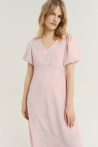 Subtelna jasnoróżowa sukienka midi