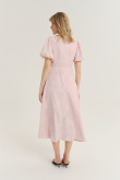 Subtelna jasnoróżowa sukienka midi