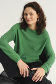 Zielony sweter o klasycznym fasonie