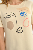 Kremowy t-shirt z efektowną grafiką