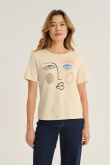 Kremowy t-shirt z efektowną grafiką
